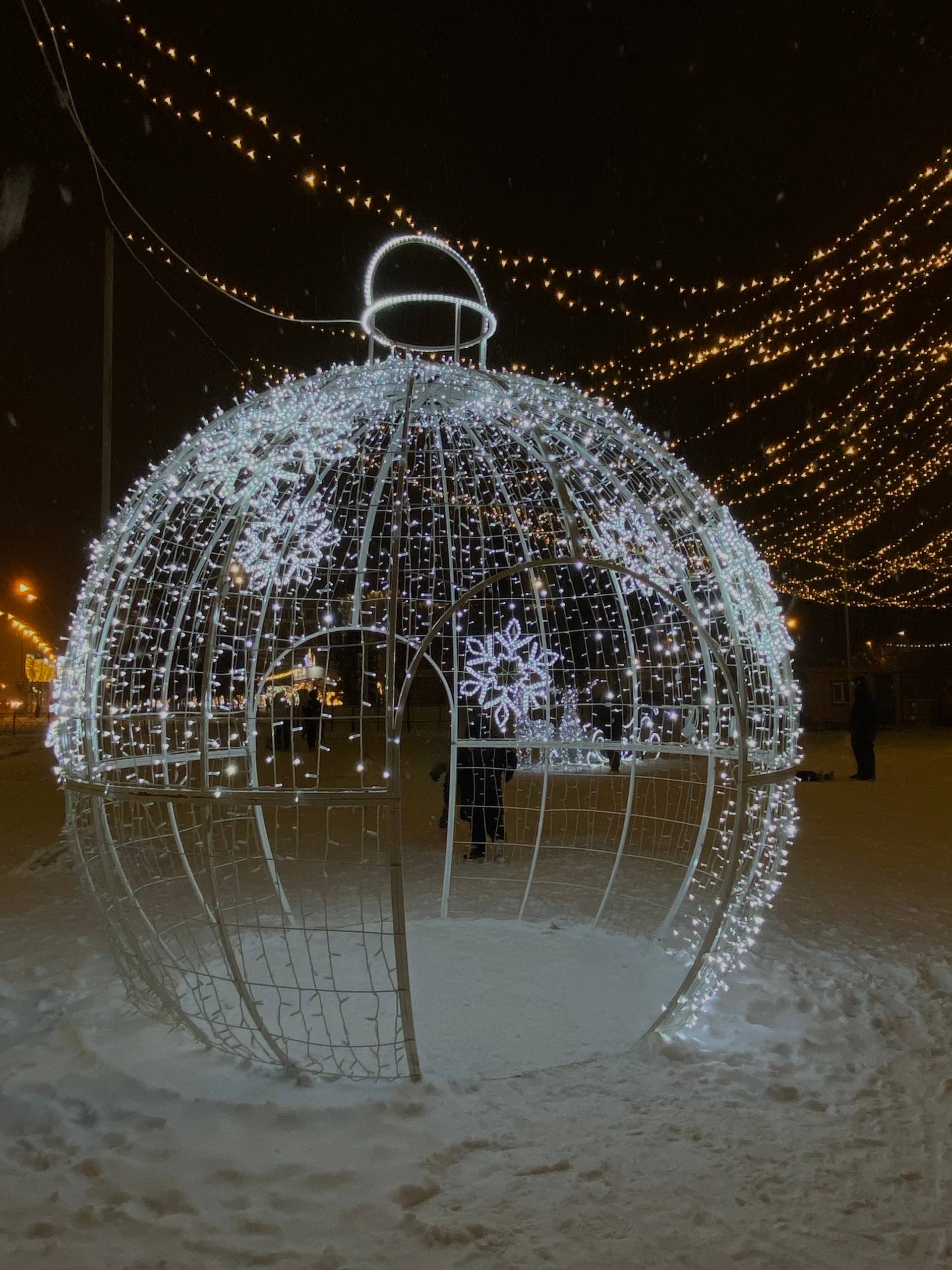 Площадь Ленина наполнена тихим предвкушением праздника Площадь Ленина наполнена тихим предвкушением праздника