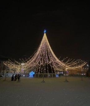 Площадь Ленина наполнена тихим предвкушением праздника