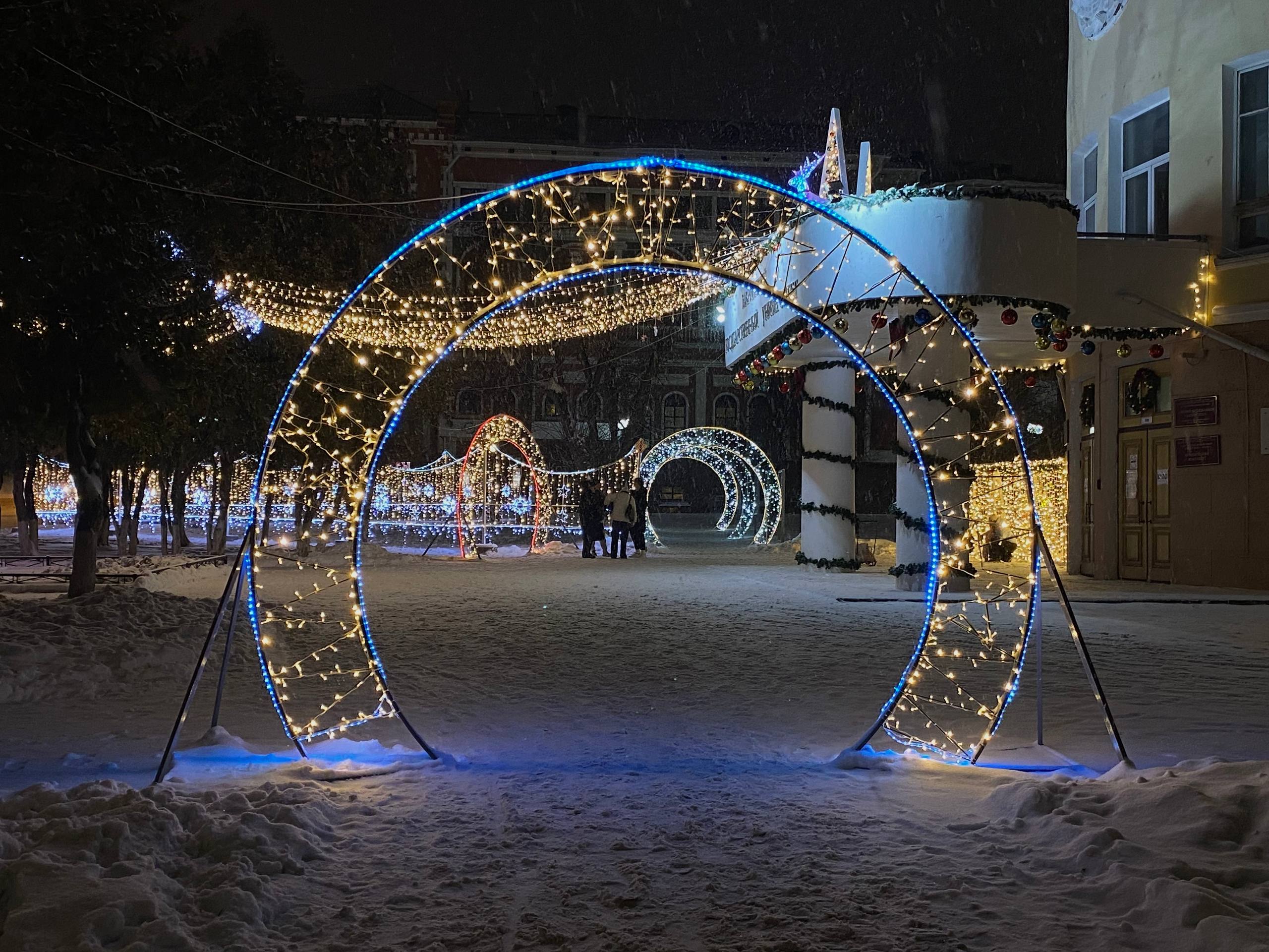 Площадь Ленина наполнена тихим предвкушением праздника Площадь Ленина наполнена тихим предвкушением праздника