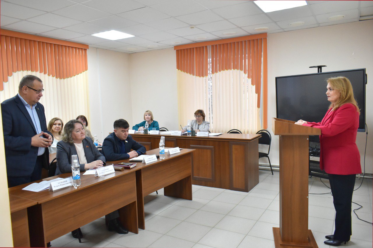 ДЕПУТАТЫ И МИНИСТРЫ ОБСУДИЛИ РЕАЛИЗАЦИЮ ПРОЕКТА «СТАРШЕЕ ПОКОЛЕНИЕ» В МАРИЙ ЭЛ ДЕПУТАТЫ И МИНИСТРЫ ОБСУДИЛИ РЕАЛИЗАЦИЮ ПРОЕКТА «СТАРШЕЕ ПОКОЛЕНИЕ» В МАРИЙ ЭЛ