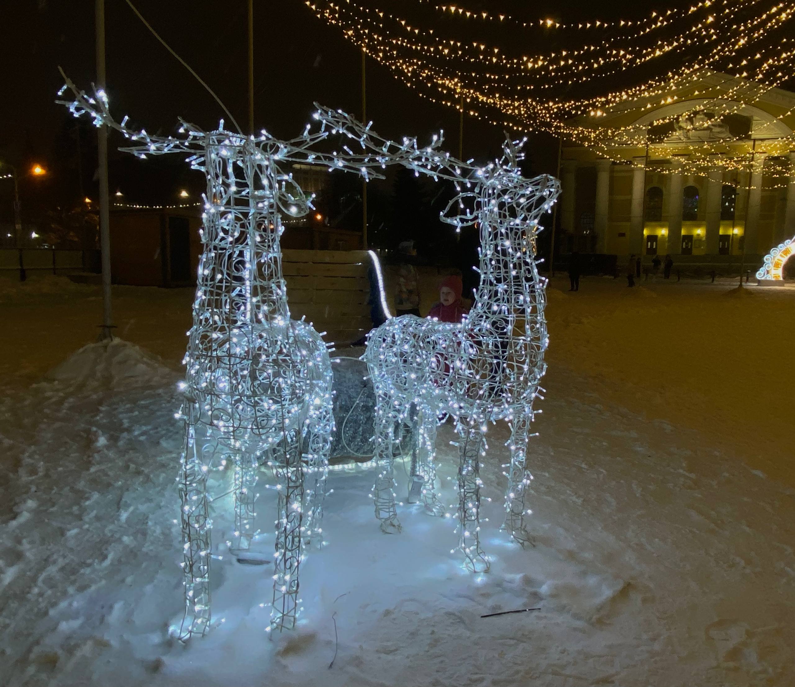 Площадь Ленина наполнена тихим предвкушением праздника Площадь Ленина наполнена тихим предвкушением праздника