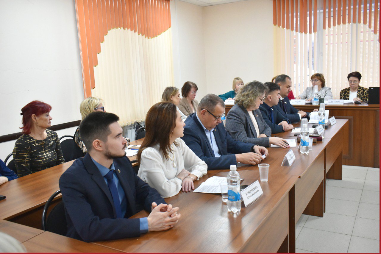 ДЕПУТАТЫ И МИНИСТРЫ ОБСУДИЛИ РЕАЛИЗАЦИЮ ПРОЕКТА «СТАРШЕЕ ПОКОЛЕНИЕ» В МАРИЙ ЭЛ ДЕПУТАТЫ И МИНИСТРЫ ОБСУДИЛИ РЕАЛИЗАЦИЮ ПРОЕКТА «СТАРШЕЕ ПОКОЛЕНИЕ» В МАРИЙ ЭЛ