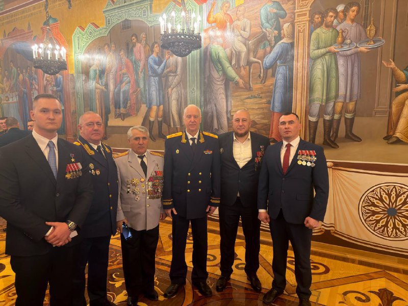 Четыре ордена Мужества, три медали "За отвагу", бесценный опыт боевых действий в современной войне – всё это о человеке, которого приглашает на прием Президент России, и чьим словам, затаив дыхание, внимают школьники в... Четыре ордена Мужества, три медали "За отвагу", бесценный опыт боевых действий в современной войне – всё это о человеке, которого приглашает на прием Президент России, и чьим словам, затаив дыхание, внимают школьники в...