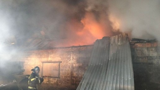 Искры из трубы подожгли крышу: в МЧС Марий Эл рассказали подробности крупного пожара в Новоторъяльском районе