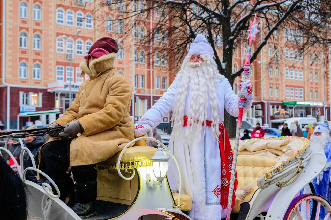 Антон Трудинов: На площади им. Ленина состоялась кульминация Шествия Дедов Морозов - мы зажгли огни на нашей Главной ёлке Антон Трудинов: На площади им. Ленина состоялась кульминация Шествия Дедов Морозов - мы зажгли огни на нашей Главной ёлке