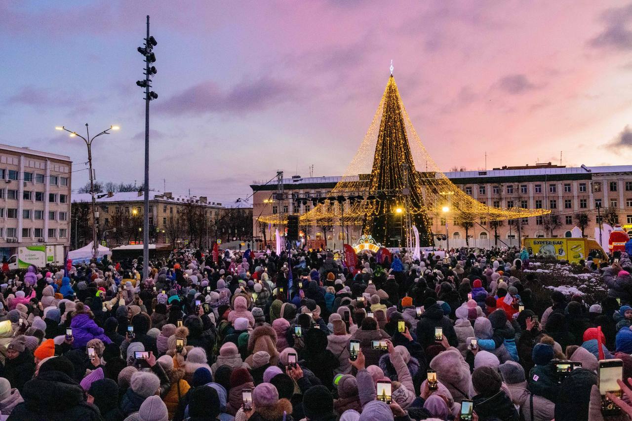 Антон Трудинов: На площади им. Ленина состоялась кульминация Шествия Дедов Морозов - мы зажгли огни на нашей Главной ёлке Антон Трудинов: На площади им. Ленина состоялась кульминация Шествия Дедов Морозов - мы зажгли огни на нашей Главной ёлке