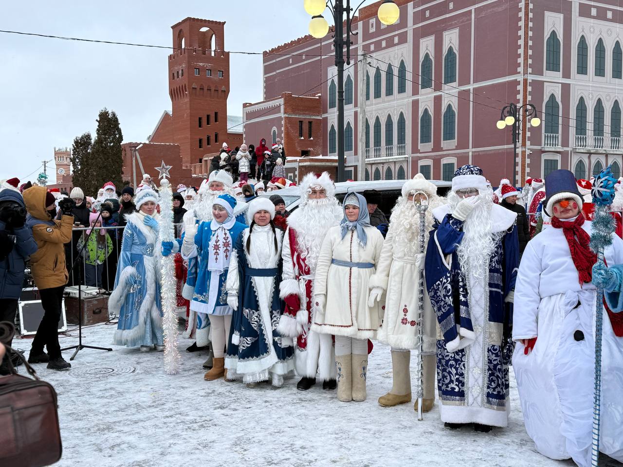 Йошкар-Ола в объятиях новогоднего чуда! Такого Дедморозовского шествия наш город ещё не видел! Йошкар-Ола в объятиях новогоднего чуда! Такого Дедморозовского шествия наш город ещё не видел!