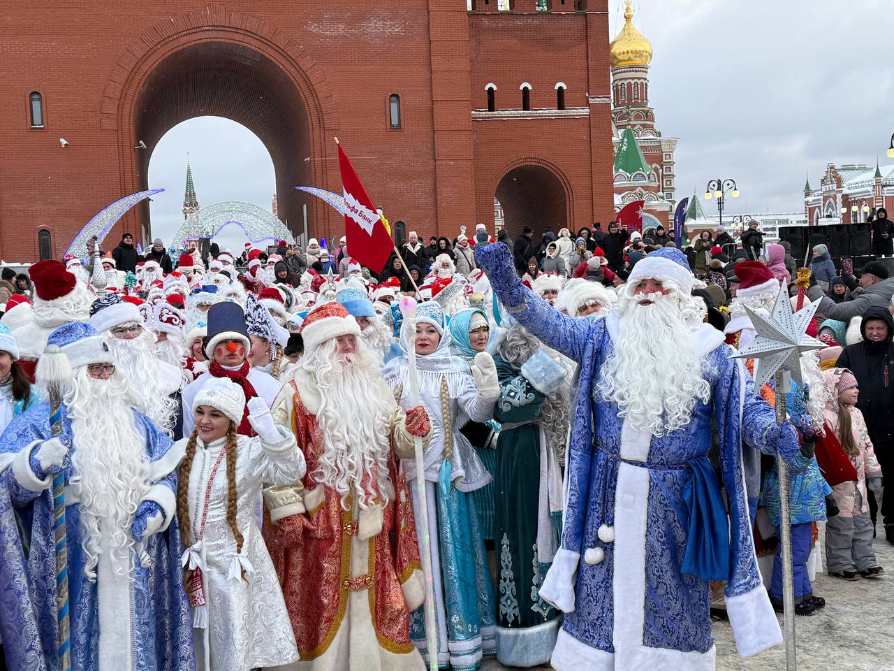 Йошкар-Ола в объятиях новогоднего чуда! Такого Дедморозовского шествия наш город ещё не видел!