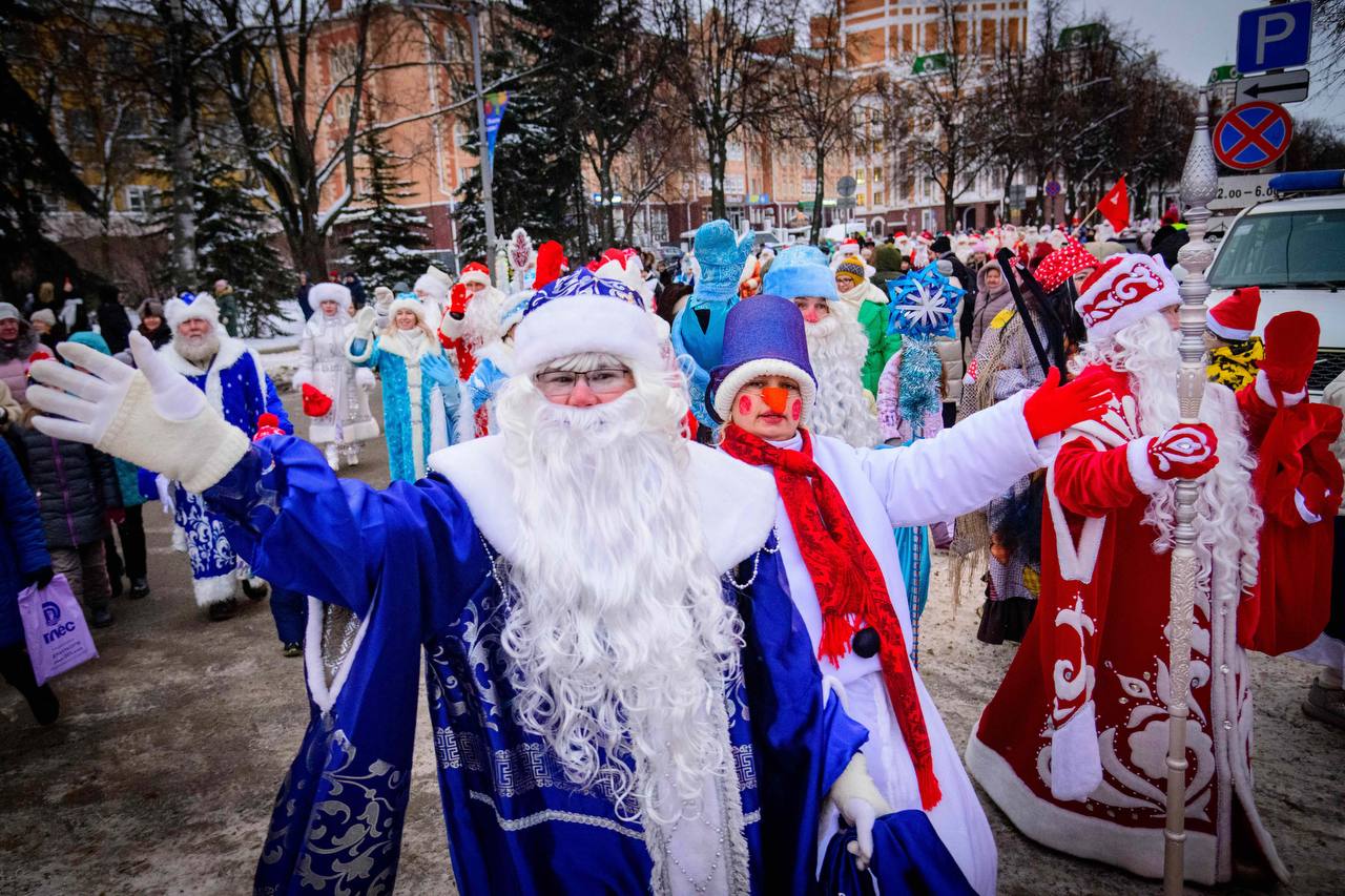Антон Трудинов: На площади им. Ленина состоялась кульминация Шествия Дедов Морозов - мы зажгли огни на нашей Главной ёлке Антон Трудинов: На площади им. Ленина состоялась кульминация Шествия Дедов Морозов - мы зажгли огни на нашей Главной ёлке