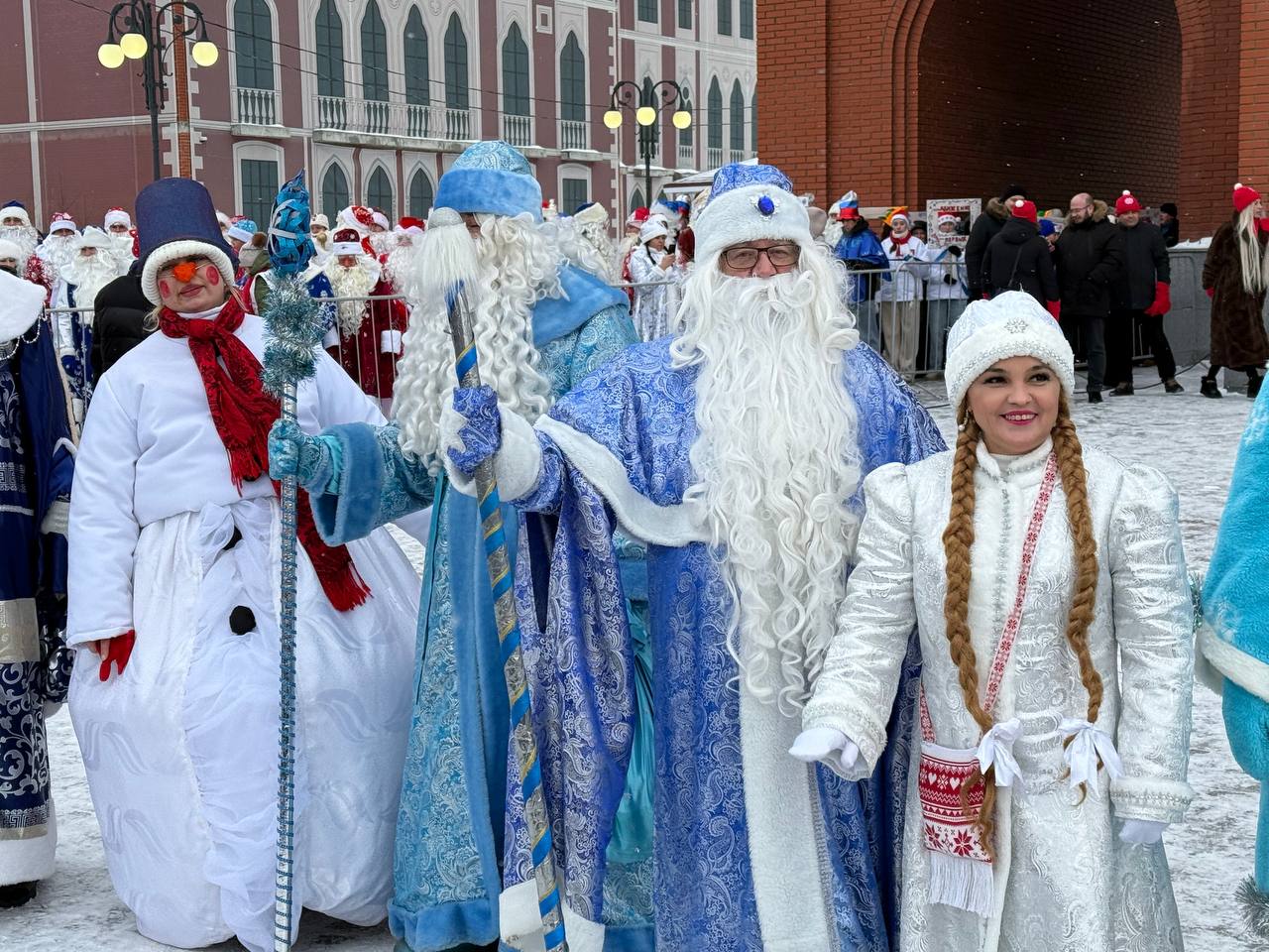 Йошкар-Ола в объятиях новогоднего чуда! Такого Дедморозовского шествия наш город ещё не видел! Йошкар-Ола в объятиях новогоднего чуда! Такого Дедморозовского шествия наш город ещё не видел!
