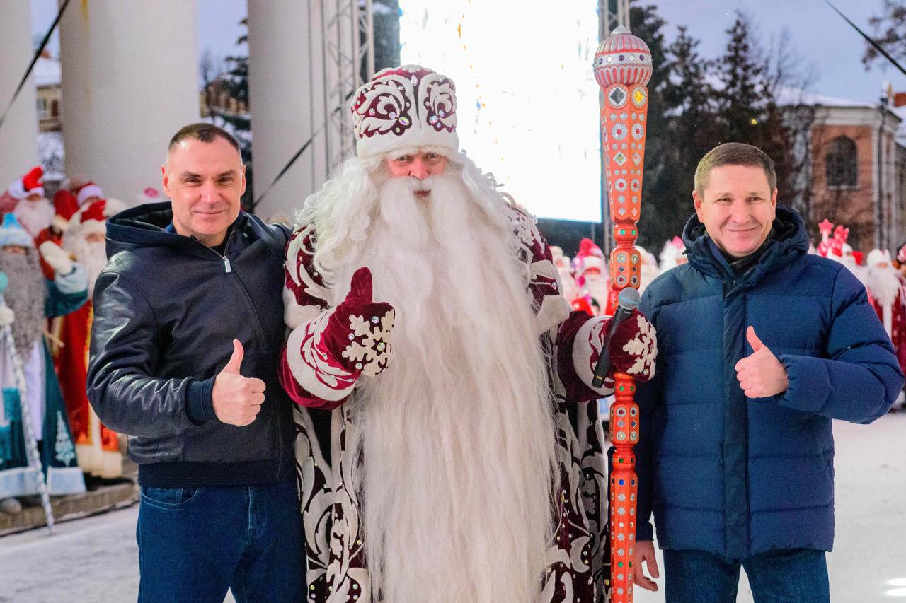 Антон Трудинов: На площади им. Ленина состоялась кульминация Шествия Дедов Морозов - мы зажгли огни на нашей Главной ёлке