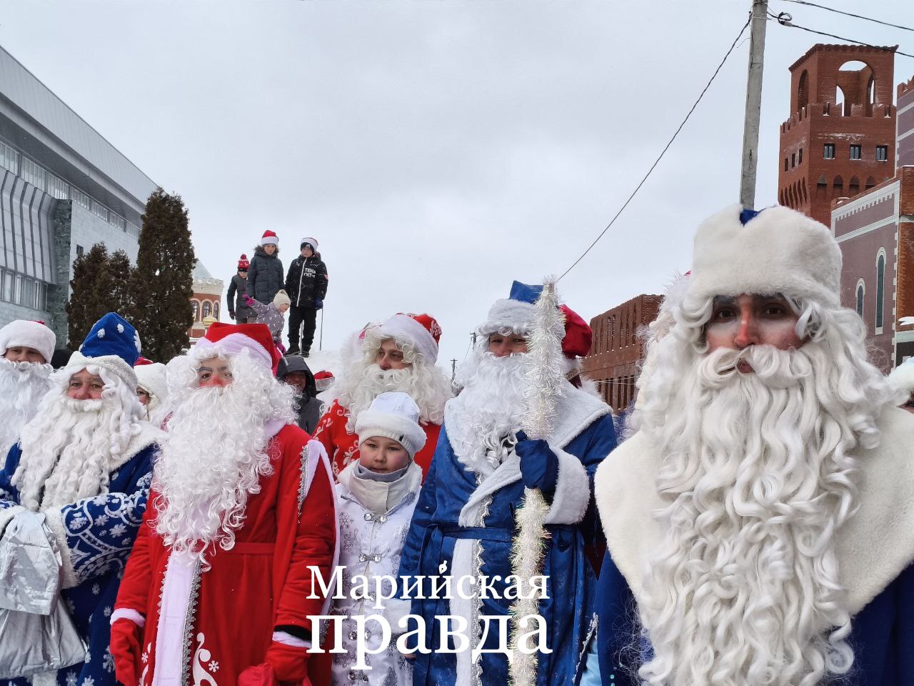 Прямо сейчас в Йошкар-Оле начинается волшебство! На площади имени Никонова дан старт грандиозному параду Дедов Морозов! Прямо сейчас в Йошкар-Оле начинается волшебство! На площади имени Никонова дан старт грандиозному параду Дедов Морозов!