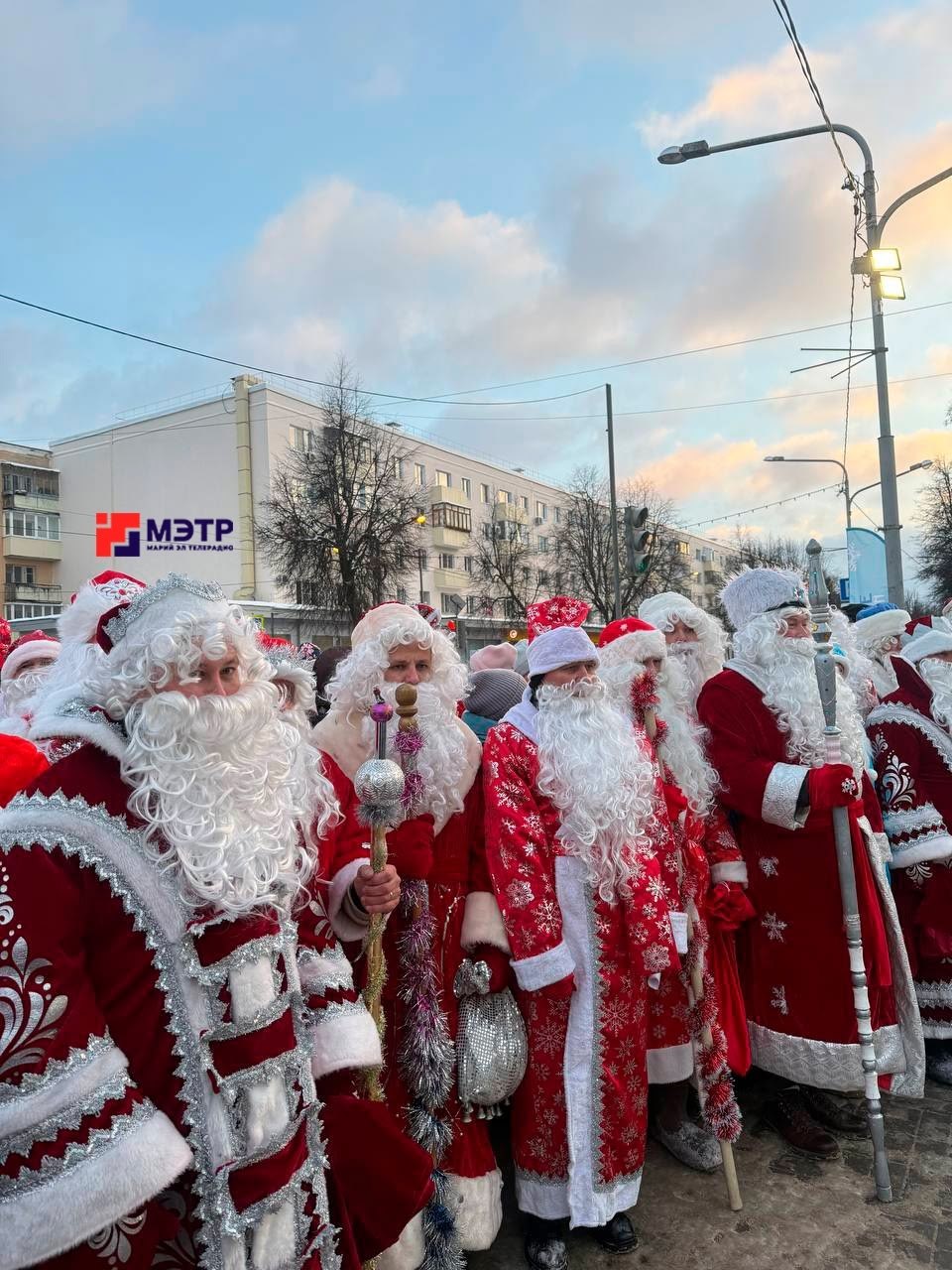 Зарядили новогодним настроением всю Марий Эл! В Йошкар-Оле состоялось торжественное шествие Дедов Морозов
