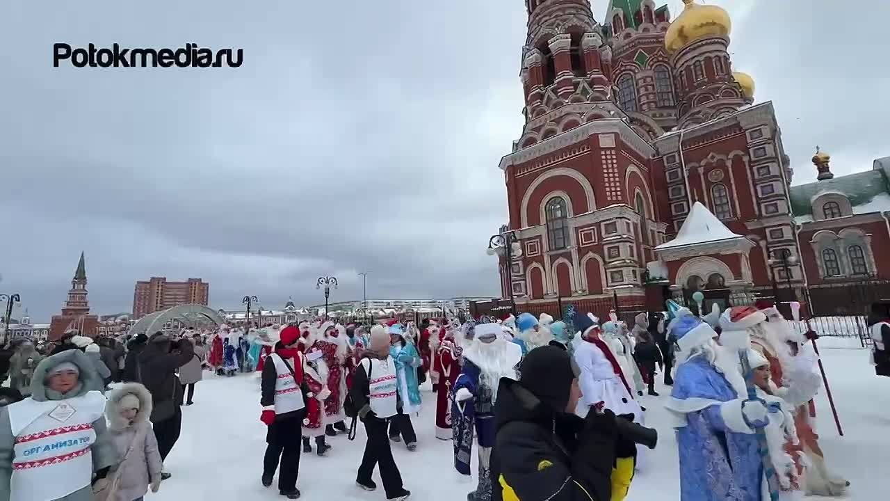 В Йошкар-Оле началось шествие Дедов Морозов