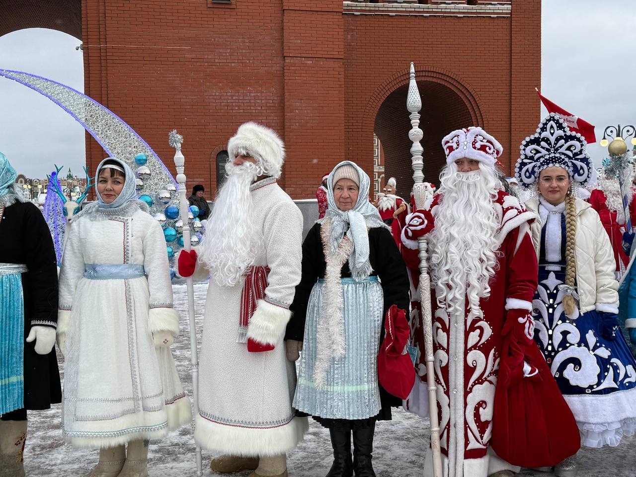 Йошкар-Ола в объятиях новогоднего чуда! Такого Дедморозовского шествия наш город ещё не видел! Йошкар-Ола в объятиях новогоднего чуда! Такого Дедморозовского шествия наш город ещё не видел!