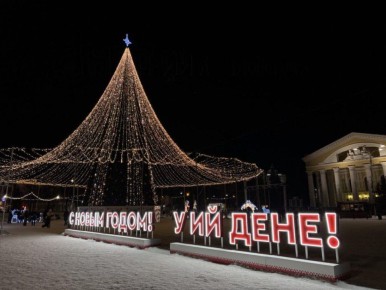 13 декабря в Йошкар-Оле прошло открытие главной елки Марий Эл. Теперь искусственная новогодняя красавица сияет и радует жителей и гостей столицы