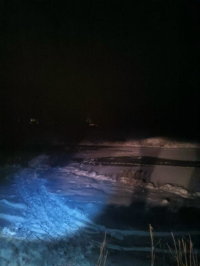 Около 21 часа в Сернурском районе между д. Левый Малый Сернур и Верхний Малый Сернур 53-летний мужчина, управляя автомашиной Лада Гранта, предварительно, не выбрал безопасную скорость движения и совершил съезд с дороги в...