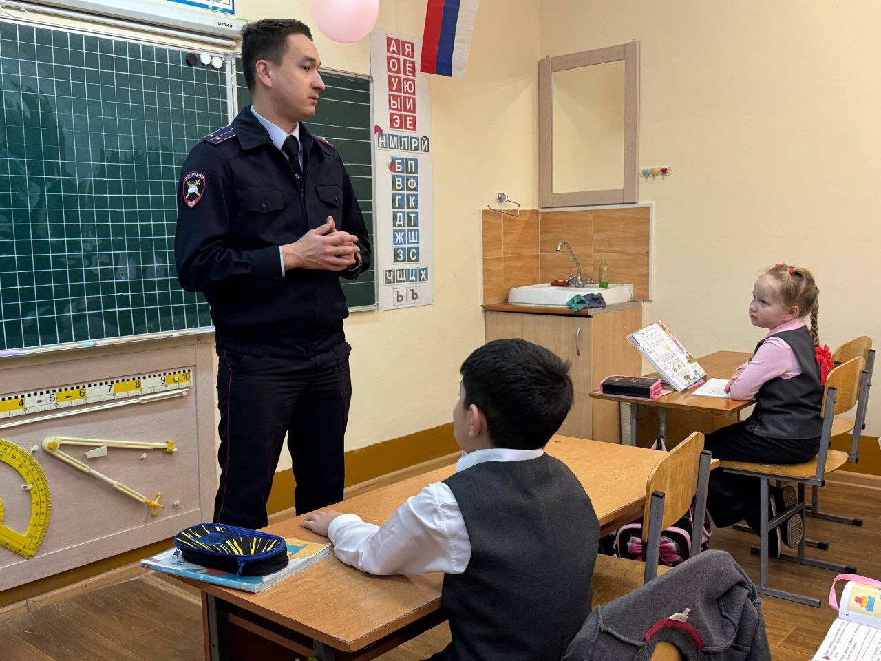 В преддверии зимних школьных каникул сотрудники Госавтоинспекции напоминают школьникам о правилах безопасной зимней прогулки В преддверии зимних школьных каникул сотрудники Госавтоинспекции напоминают школьникам о правилах безопасной зимней прогулки
