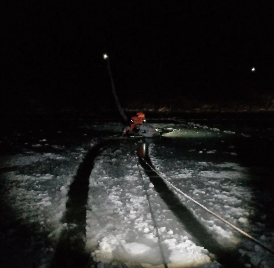 В Марий Эл спасатели МАСС вытащили из воды мужчину, чей автомобиль Лада Гранта провалился под лед