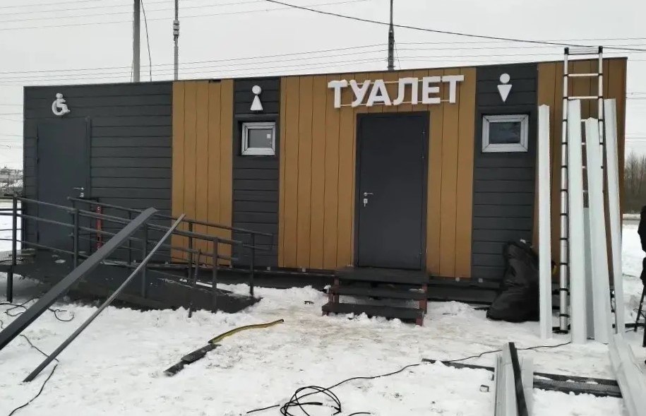 На Царьградском проспекте ведут работы по обустройству нового общественного туалета