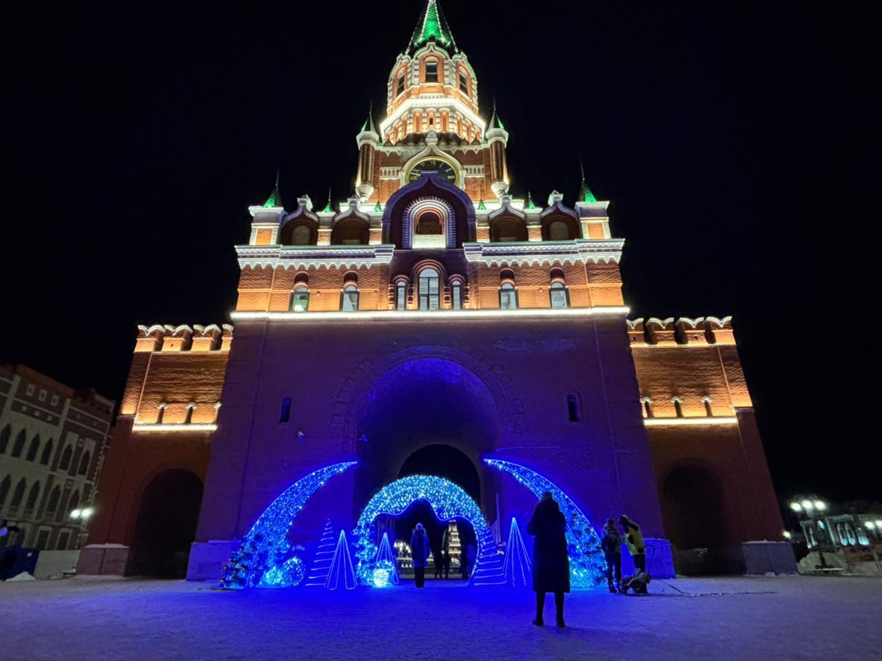 В середине декабря Йошкар-Ола превращается в зимнюю сказку: гирлянды сверкают на улицах, витает аромат мандаринов В середине декабря Йошкар-Ола превращается в зимнюю сказку: гирлянды сверкают на улицах, витает аромат мандаринов
