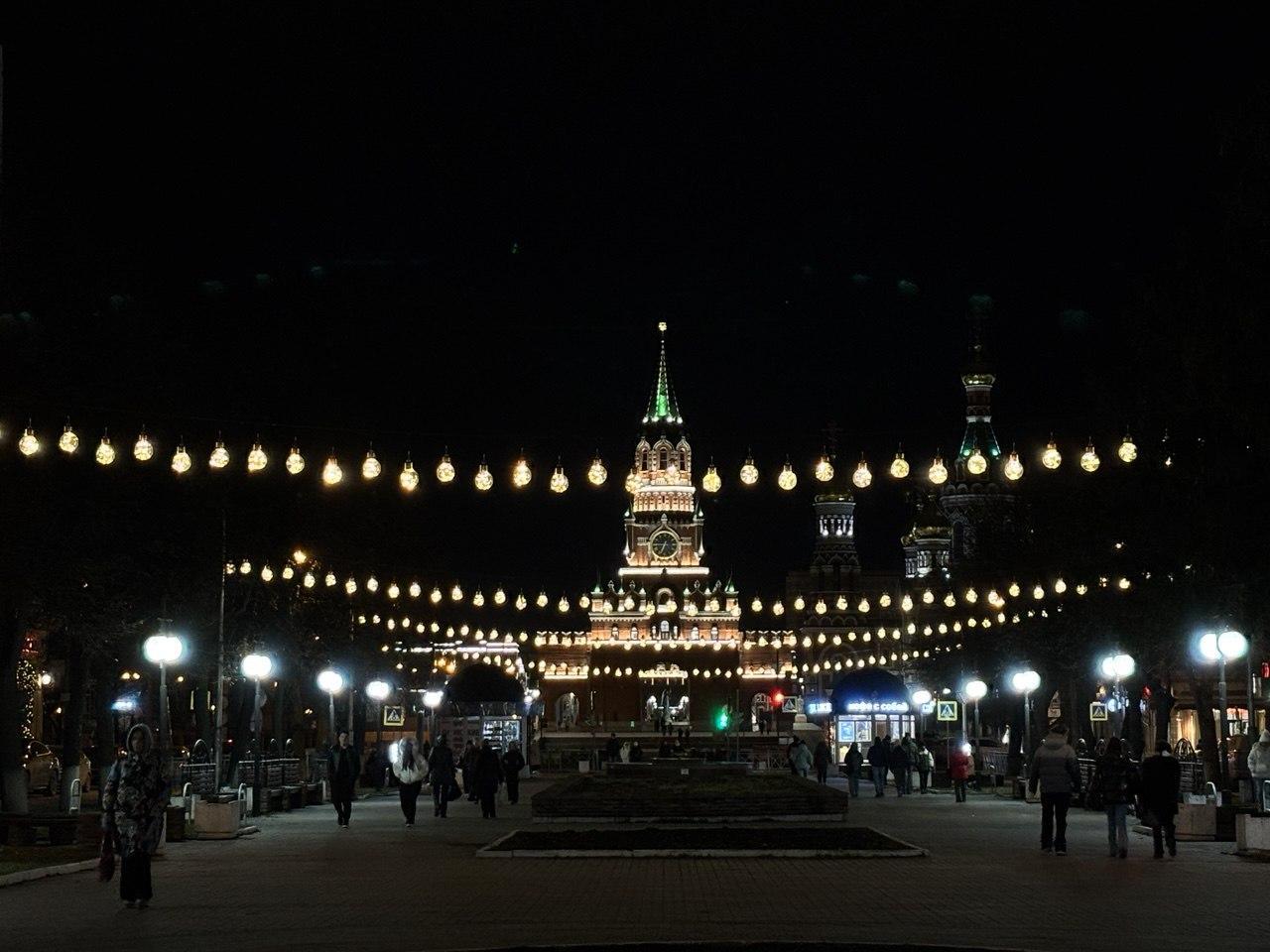 В середине декабря Йошкар-Ола превращается в зимнюю сказку: гирлянды сверкают на улицах, витает аромат мандаринов
