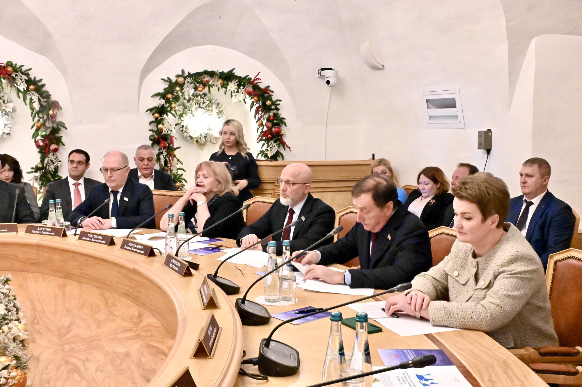 ЗАКОНОДАТЕЛИ РОССИЙСКИХ РЕГИОНОВ ОБМЕНЯЛИСЬ ОПЫТОМ РАБОТЫ С СООТЕЧЕСТВЕННИКАМИ ЗА РУБЕЖОМ ЗАКОНОДАТЕЛИ РОССИЙСКИХ РЕГИОНОВ ОБМЕНЯЛИСЬ ОПЫТОМ РАБОТЫ С СООТЕЧЕСТВЕННИКАМИ ЗА РУБЕЖОМ