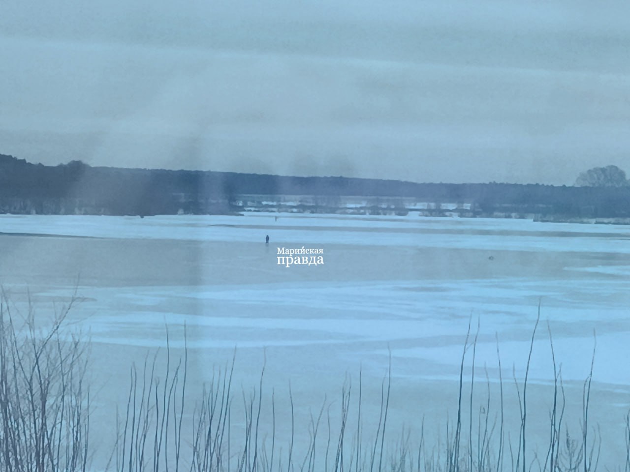 Рыбаки так долго ждали начала сезона зимней рыбалки, что не останавливаются перед опасностью!