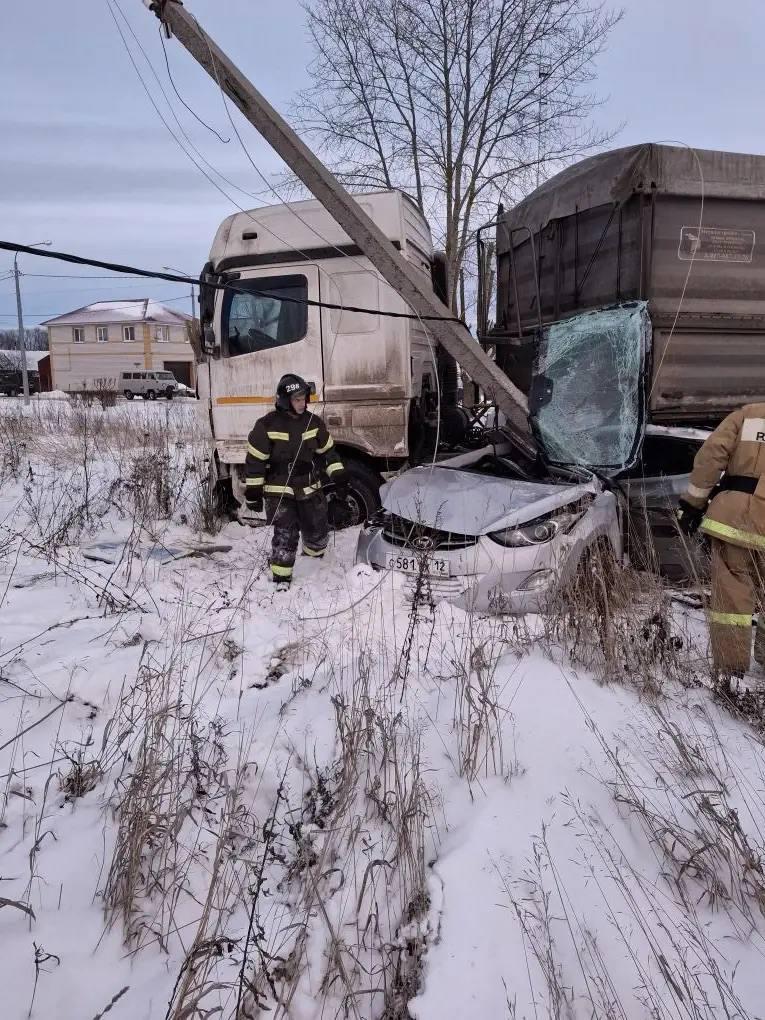 Водитель иномарки Hyundai погиб сегодня днем после столкновения с грузовиком КАМАЗ