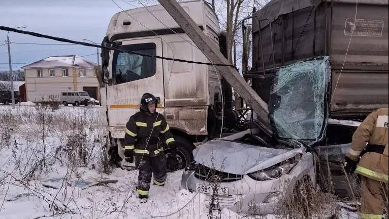 В Марий Эл в жёсткой аварии погиб водитель легкового автомобиля