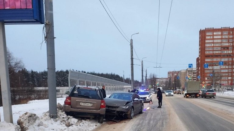 В Йошкар-Оле на Ленинском проспекте разбились две иномарки