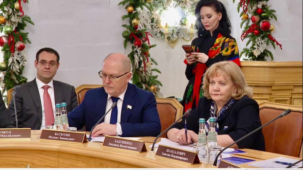 В рамках работы Совета законодателей при Федеральном Собрании РФ Председатель Госсобрания Марий Эл Михаил Васютин принял участие в заседании Комиссии по проблемам международного сотрудничества