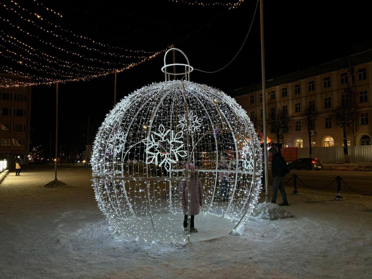 В середине декабря Йошкар-Ола превращается в зимнюю сказку: гирлянды сверкают на улицах, витает аромат мандаринов В середине декабря Йошкар-Ола превращается в зимнюю сказку: гирлянды сверкают на улицах, витает аромат мандаринов