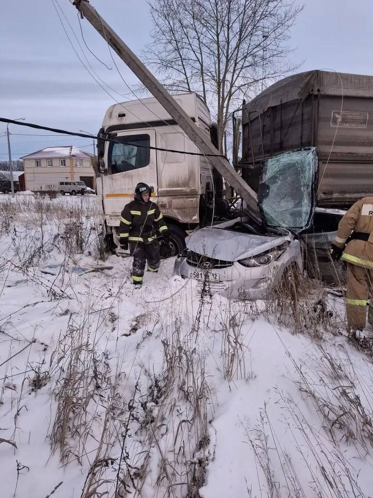 Сегодня около 14.30 в Сернурском районе на 88 км автодороги «Йошкар-Ола – Уржум» произошло столкновение автомашин Hyundai и грузового автомобиля КАМАЗ