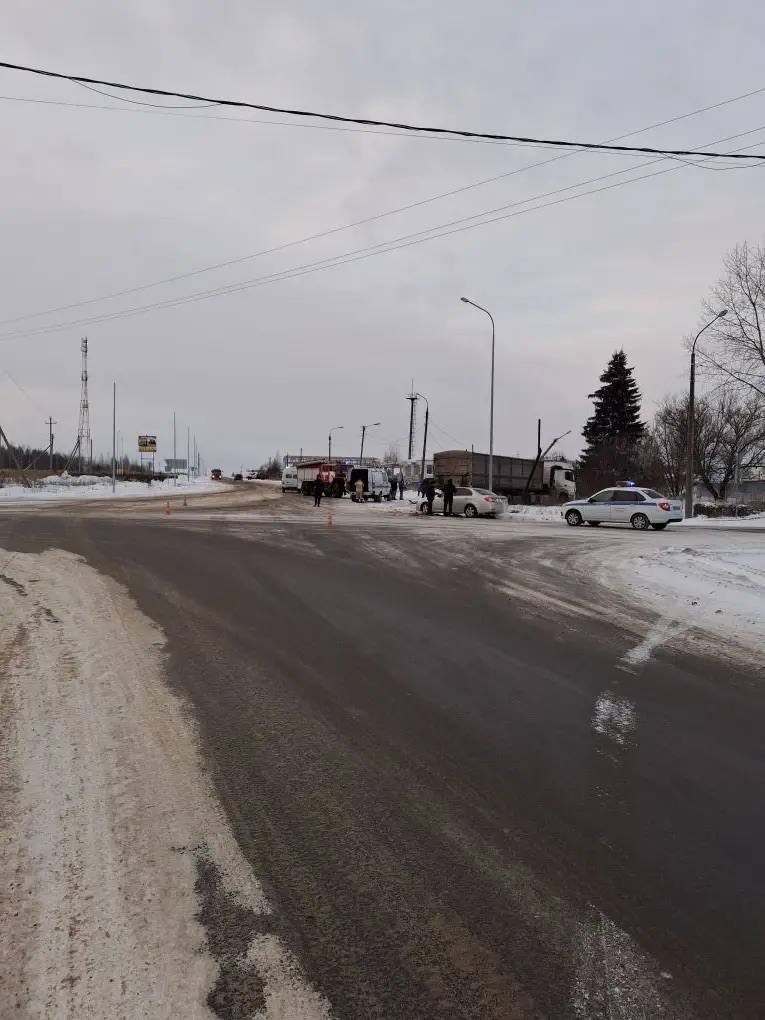 Сегодня около 14.30 в Сернурском районе на 88 км автодороги «Йошкар-Ола – Уржум» произошло столкновение автомашин Hyundai и грузового автомобиля КАМАЗ Сегодня около 14.30 в Сернурском районе на 88 км автодороги «Йошкар-Ола – Уржум» произошло столкновение автомашин Hyundai и грузового автомобиля КАМАЗ