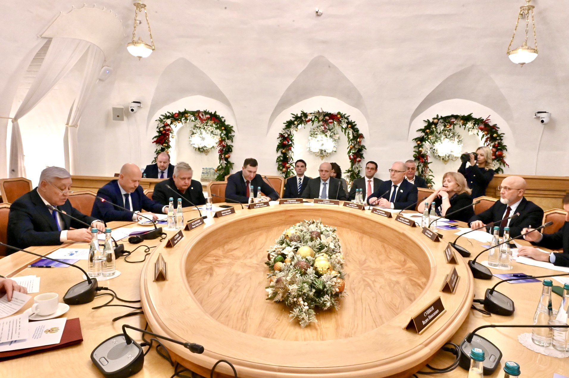 ЗАКОНОДАТЕЛИ РОССИЙСКИХ РЕГИОНОВ ОБМЕНЯЛИСЬ ОПЫТОМ РАБОТЫ С СООТЕЧЕСТВЕННИКАМИ ЗА РУБЕЖОМ ЗАКОНОДАТЕЛИ РОССИЙСКИХ РЕГИОНОВ ОБМЕНЯЛИСЬ ОПЫТОМ РАБОТЫ С СООТЕЧЕСТВЕННИКАМИ ЗА РУБЕЖОМ