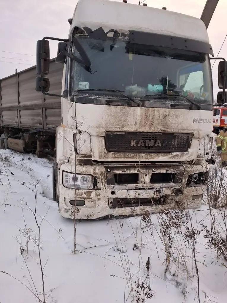 Сегодня около 14.30 в Сернурском районе на 88 км автодороги «Йошкар-Ола – Уржум» произошло столкновение автомашин Hyundai и грузового автомобиля КАМАЗ Сегодня около 14.30 в Сернурском районе на 88 км автодороги «Йошкар-Ола – Уржум» произошло столкновение автомашин Hyundai и грузового автомобиля КАМАЗ