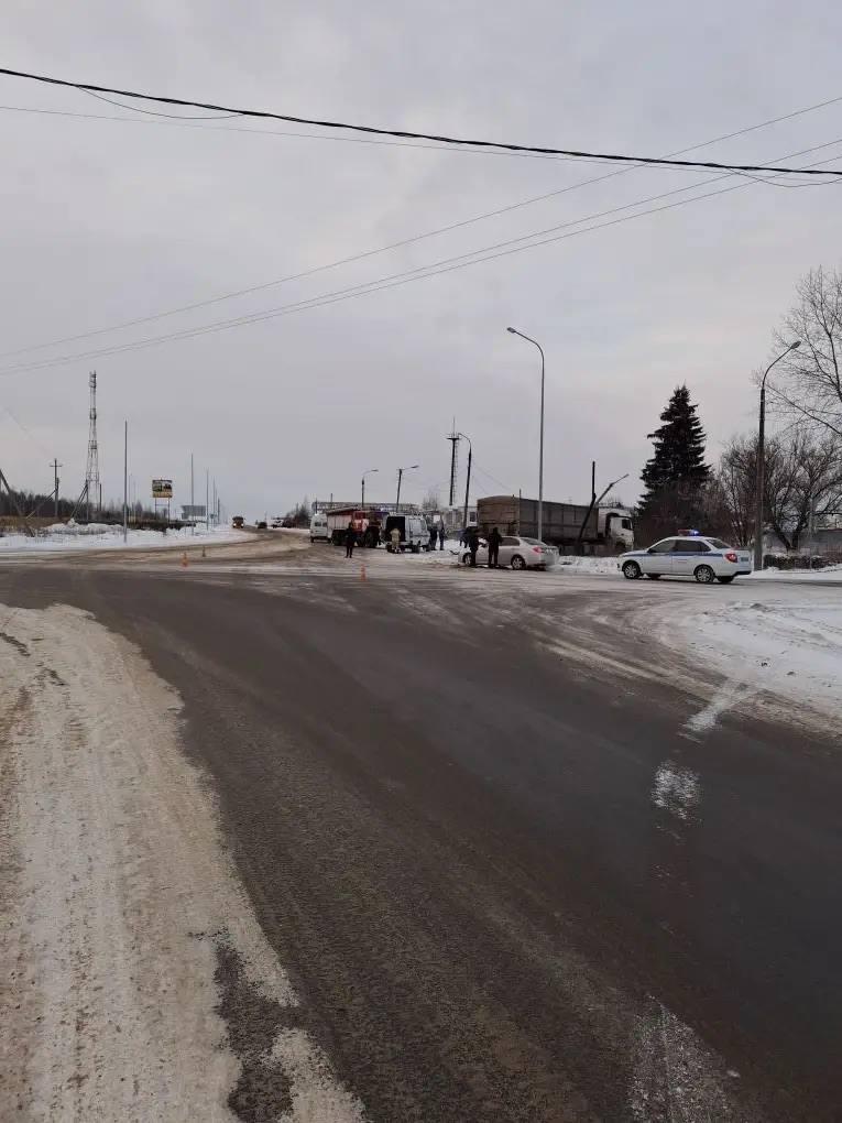 Водитель иномарки Hyundai погиб сегодня днем после столкновения с грузовиком КАМАЗ Водитель иномарки Hyundai погиб сегодня днем после столкновения с грузовиком КАМАЗ