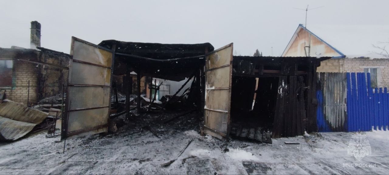 Ночной пожар в Медведевском районе полностью уничтожил два гаража и повредил двухквартирный дом Ночной пожар в Медведевском районе полностью уничтожил два гаража и повредил двухквартирный дом