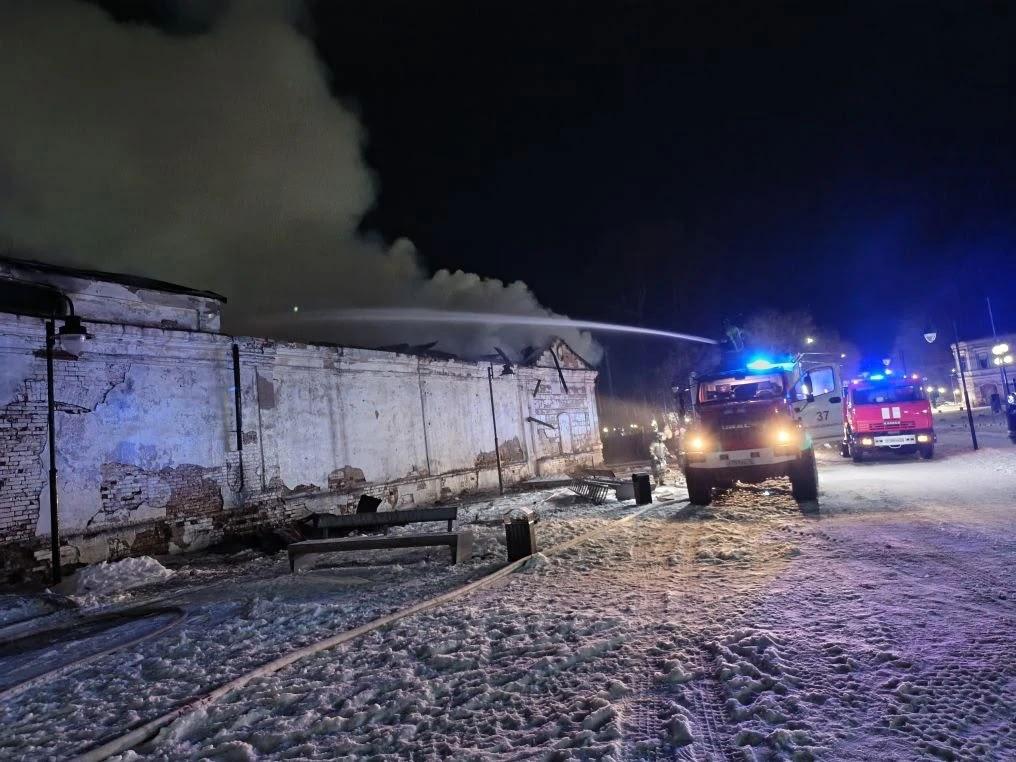 В Козьмодемьянске вечером 17 декабря загорелось здание бывшего кинотеатра «Фобос»