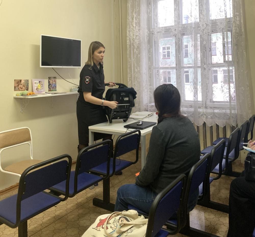 В Марий Эл сотрудники Госавтоинспекции продолжают проведение тренингов по безопасной перевозке малышей в автомобилях для будущих мам В Марий Эл сотрудники Госавтоинспекции продолжают проведение тренингов по безопасной перевозке малышей в автомобилях для будущих мам