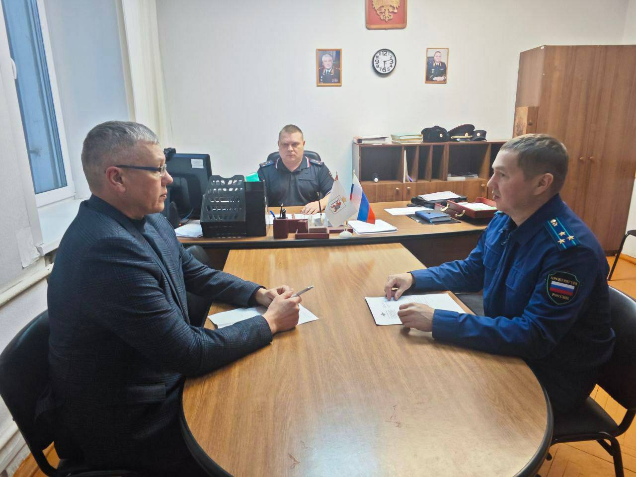 Прокурор Оршанского района Алексей Якимов и Уполномоченный по правам человека в Республике Марий Эл Фанис Мухаметгалиев проинспектировали камеру административно-задержанных в ОП N 7 МО МВД России «Медведевский»