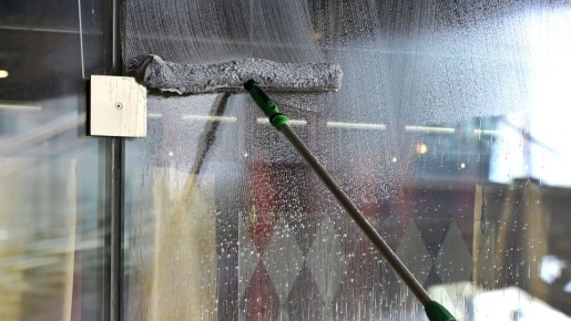 Окна будут сверкать, как кристаллы Сваровски: вымойте водой с этой добавкой