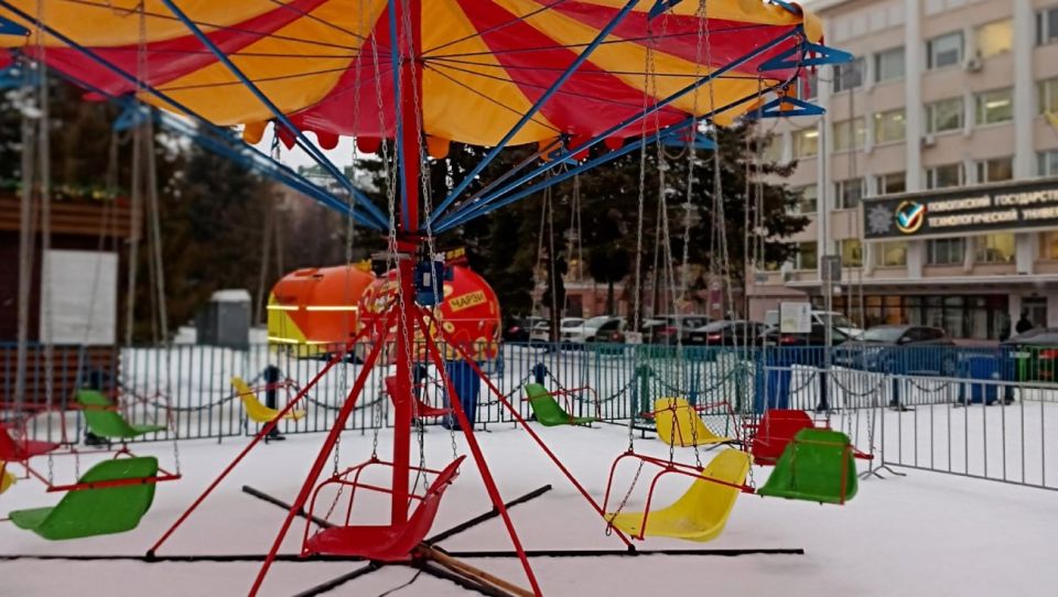 Возле главной ёлки Йошкар-Олы открылся городок аттракционов