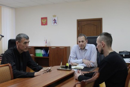 Стажер программы «Герои Марий Эл. Талешке-влак» Роман Красноперов посетил Комитет гражданской обороны и защиты населения республики, где он участвовал в совещании и познакомился с устройством и принципом работы системы...