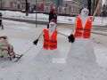 Уже не первый год в Йошкар-Оле на перекрестке улиц Анциферова и Суворова появляется необычная снежная инсталляция, предупреждающая водителей о необходимости притормозить возле пешеходного перехода
