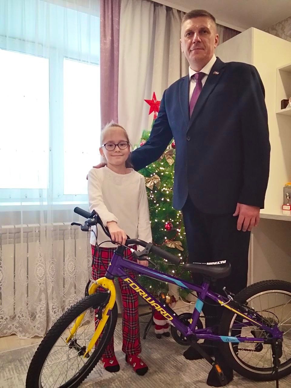 Заместитель директора МУП «Водоканал» Александр Синяев присоединился к акции «Ёлка желаний» и исполнил новогоднее желание девятилетней Юли Заместитель директора МУП «Водоканал» Александр Синяев присоединился к акции «Ёлка желаний» и исполнил новогоднее желание девятилетней Юли