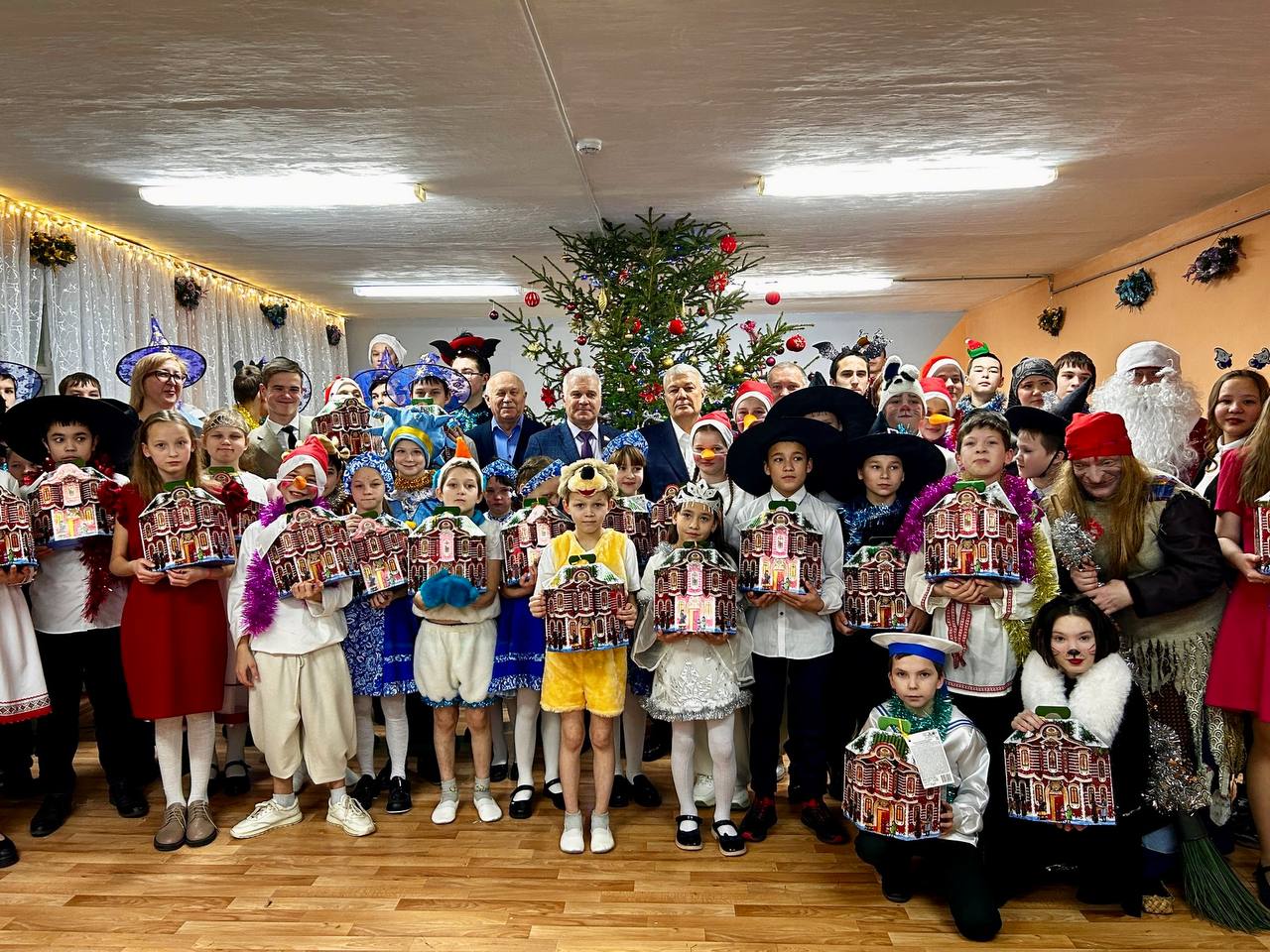 СЕНАТОР СЕРГЕЙ МАРТЫНОВ ВРУЧИЛ НОВОГОДНИЕ ПОДАРКИ ЮНЫМ ЖИТЕЛЯМ МАРИЙ ЭЛ СЕНАТОР СЕРГЕЙ МАРТЫНОВ ВРУЧИЛ НОВОГОДНИЕ ПОДАРКИ ЮНЫМ ЖИТЕЛЯМ МАРИЙ ЭЛ