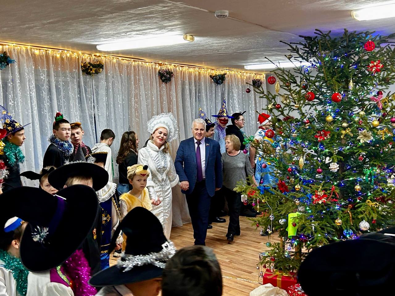 СЕНАТОР СЕРГЕЙ МАРТЫНОВ ВРУЧИЛ НОВОГОДНИЕ ПОДАРКИ ЮНЫМ ЖИТЕЛЯМ МАРИЙ ЭЛ СЕНАТОР СЕРГЕЙ МАРТЫНОВ ВРУЧИЛ НОВОГОДНИЕ ПОДАРКИ ЮНЫМ ЖИТЕЛЯМ МАРИЙ ЭЛ