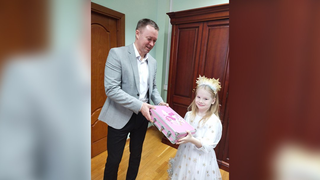 Министр здравоохранения Марий Эл Владимир Гладнев принял участие в акции «Ёлка желаний» и исполнил новогодние мечты детей